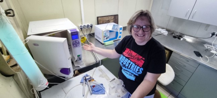 к.б.н. А.Л. Пономарева в судовой микробиологической лаборатории