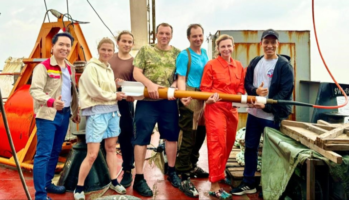 Международный геофизический отряд в 100-м рейсе НИС «Академик М.А. Лаврентьев». В руках специалисты держат магнитометр MariMag 300, производство ООО «Геодейвайс», Россия