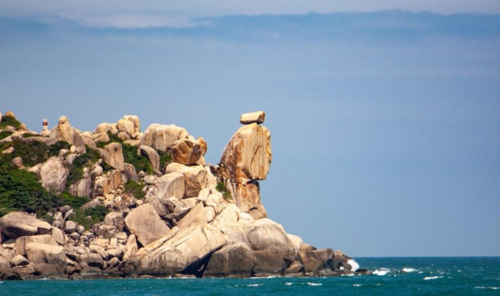 Один из островов с гранитными образованиями на шельфе Вьетнама где выполнялись работы