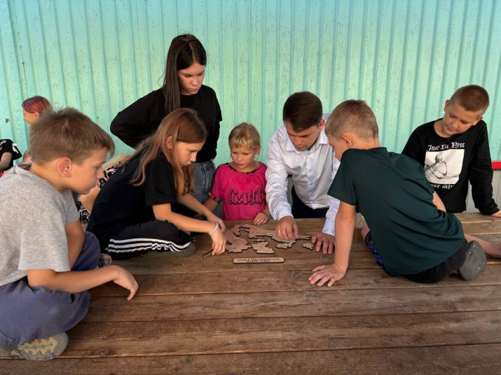 Юные географы собрали спилс-карты. Фото: Дмитрий Малышко