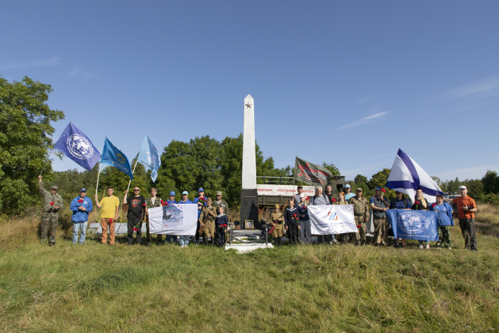 Участники экспедиции "Острова Памяти-2025" у кенотафа адмирала Георгия Святова. Фото: Андрей Стрельников.