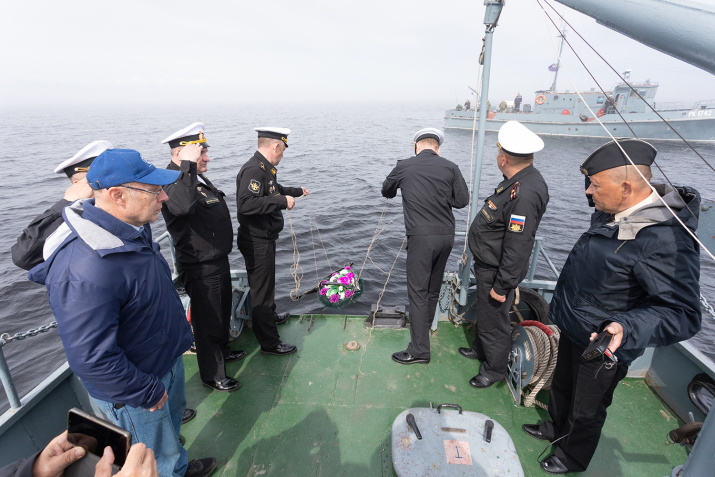Спуск венков на воду в память о защитниках Ленинграда, совместно с представителями Минобороны России. Фото: Андрей Стрельников.