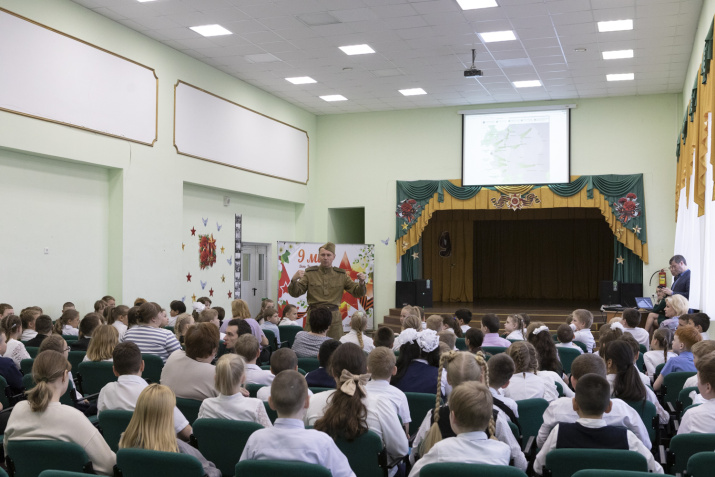 Урок Мужества в Кракольской школе, поселок Усть-Луга. Фото: Андрей Стрельников.