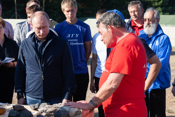 Доцент ЛГУ им. А.С.Пушкина Александр Трифонов демонстрирует председателю Попечительского совета РГО Владимиру Путину находки экспедиции "Гогланд", 2013 год. Фото: Андрей Стрельников.