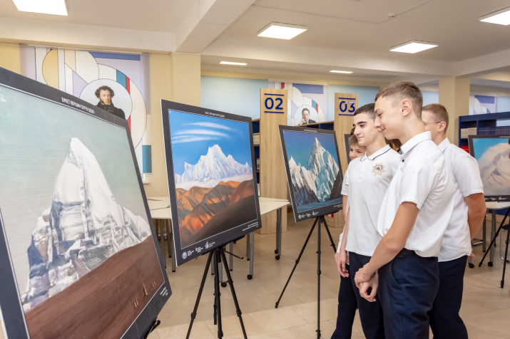 Учащиеся школы на выставке РГО, которая работала в образовательном учреждении. Фото: Валерий Гончаров