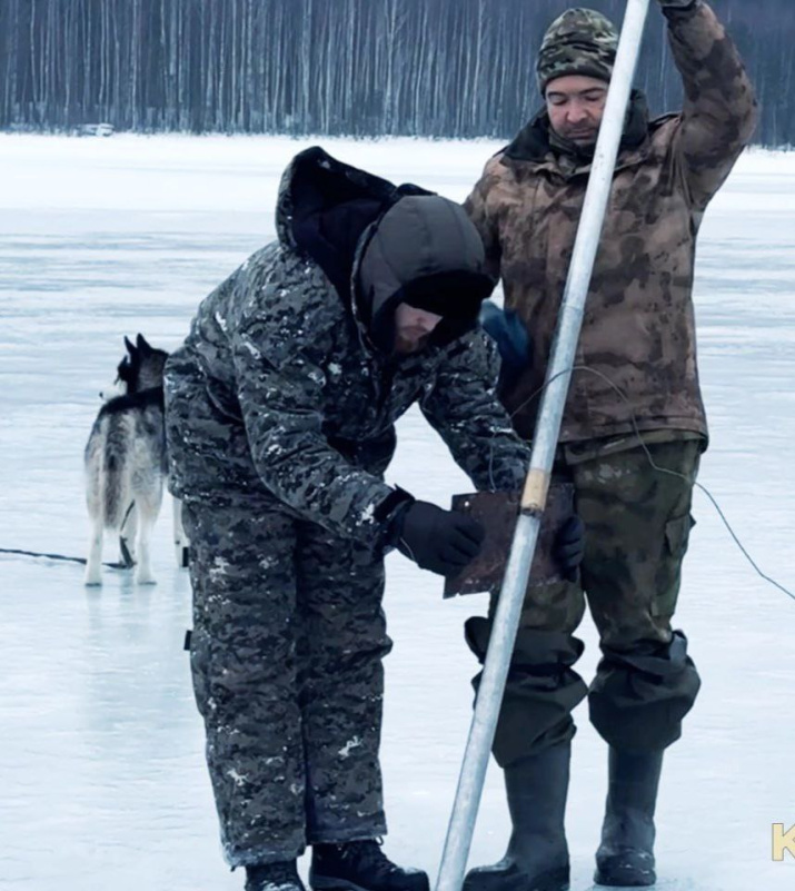 Андрей Асташин и Григорий Пономарев. Отбор проб. Фото: Иван Гусев