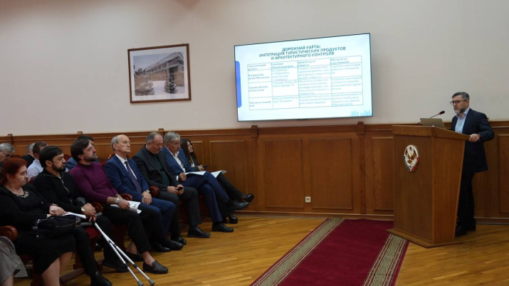 Доклад Магомеда Абакарова. Фото: Администрация г. Махачкалы