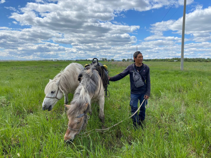 Дугуйдан Винокуров знает о якутских лошадях всё. Фото: Telegram-канал "Всадники Севера"