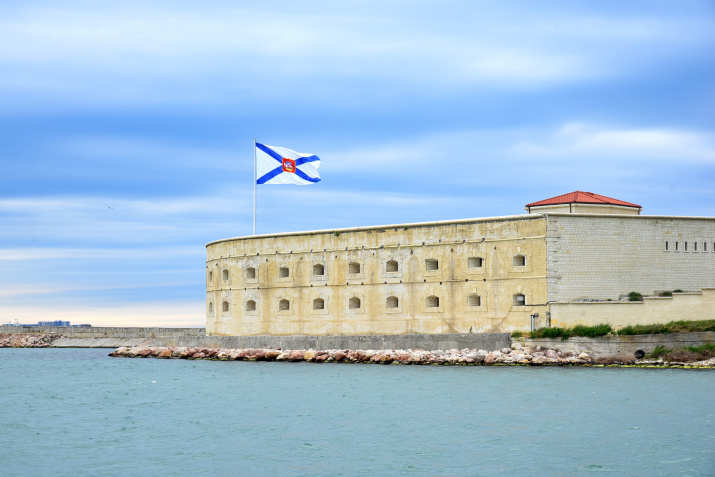 Георгиевский военно-морской флаг над Константиновским равелином. Фото: Юрий Югансон