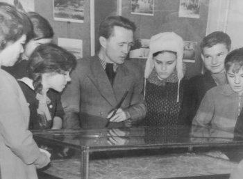Н.В. Иванов проводит экскурсию со школьниками. Фото из архива Национального музея Республики Марий им. Т. Евсеева