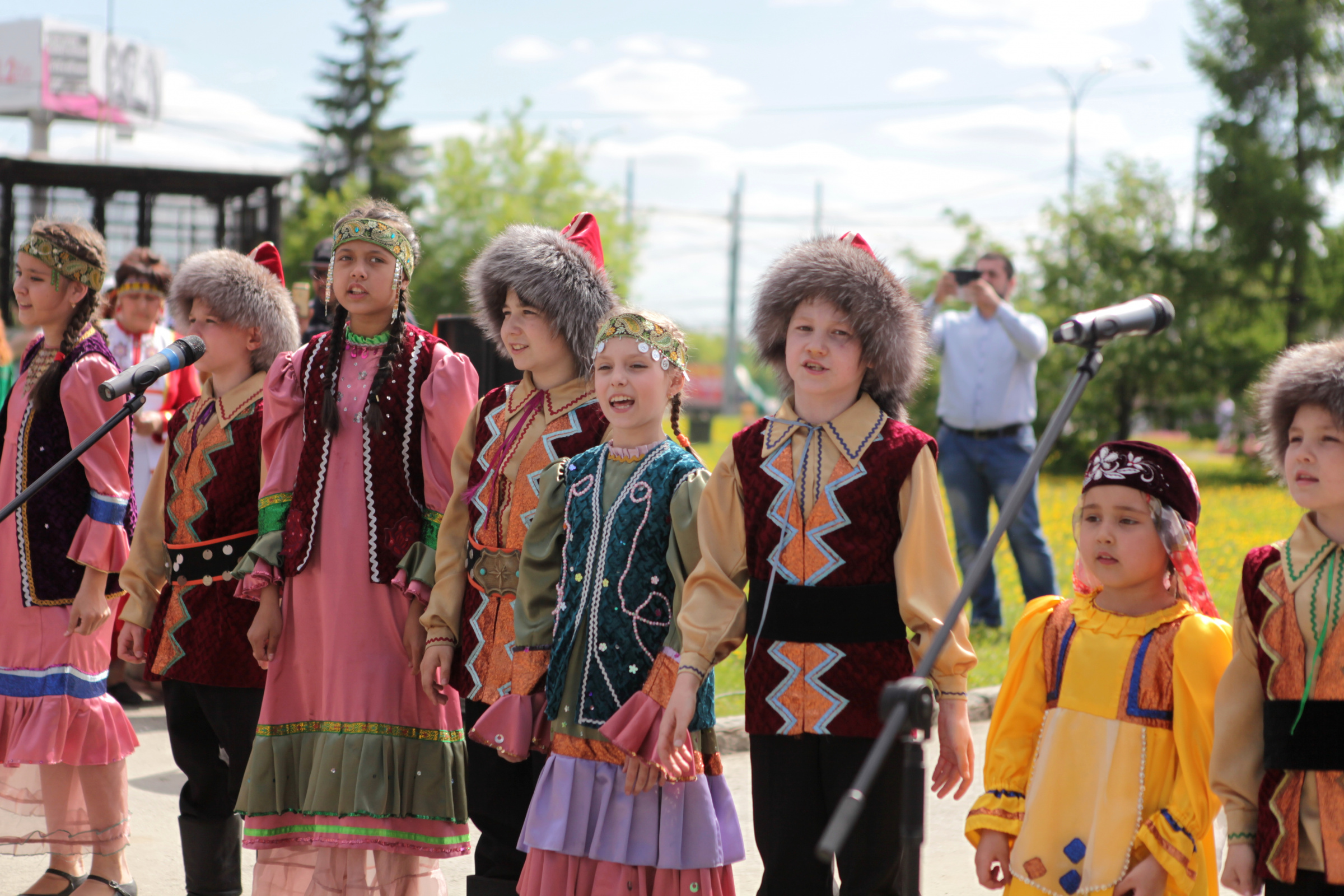 Какие народы в свердловской области. Сквер дружбы народов Екатеринбург. Народы Свердловской области. Многонациональный коллектив. Район Дружба народов.