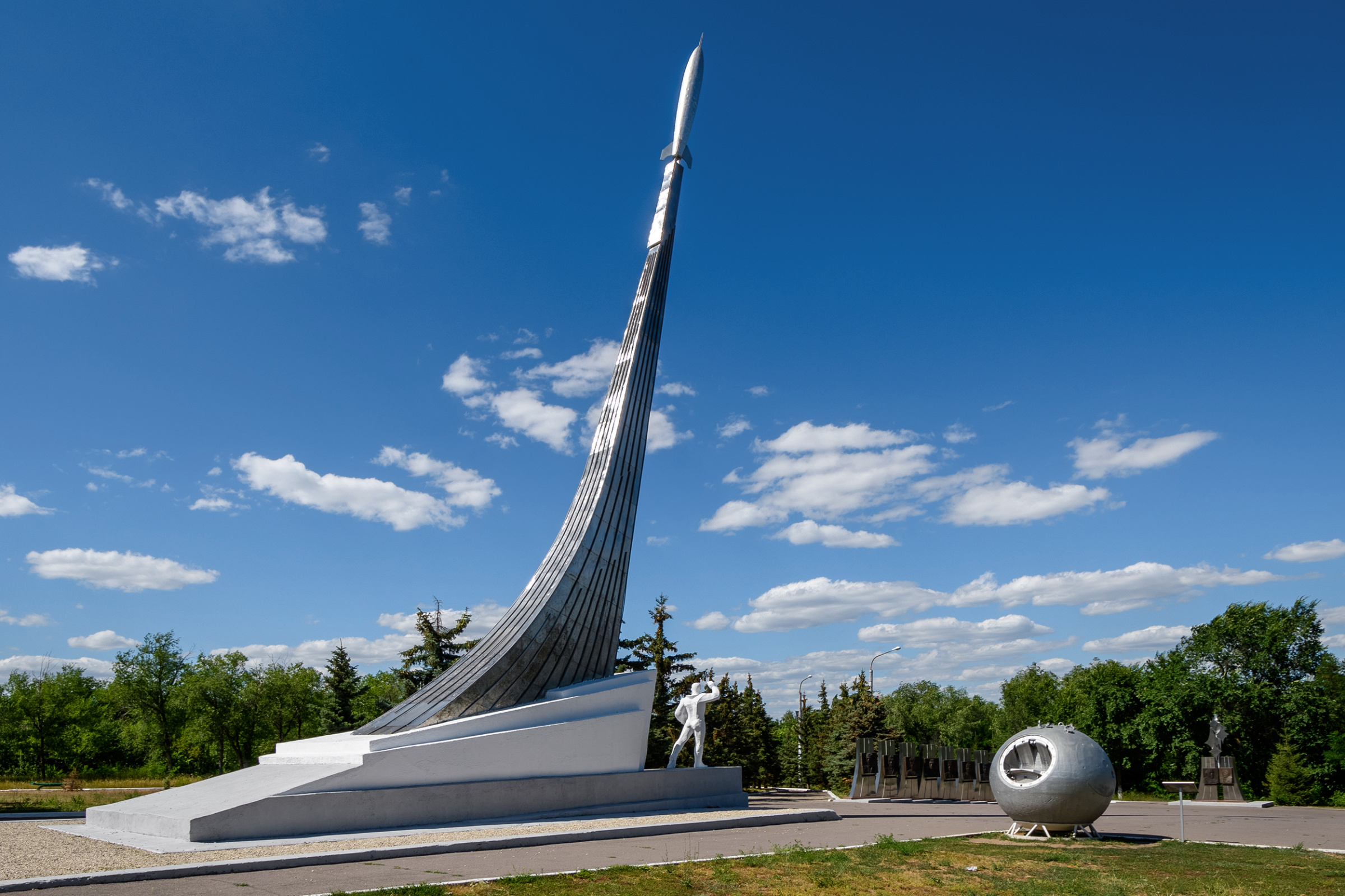 Памятник первому полету в космос. Место приземления Гагарина в Энгельсе. Парк Юрия Гагарина Саратов. Памятник приземление Гагарина в Энгельсе. Гагаринское поле место приземления Гагарина Саратов.