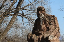 Памятник мифическому старцу Хопру Памятник мифическому старцу Хопру