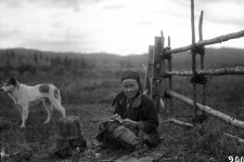 Женщина за шитьем. Фото: С.М. Широкогорова, октябрь 1912. МАЭ РАН 2002-003