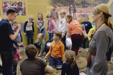 Юные археологи ищут затерянные в песке артефакты. Фото: Николай Разуваев Юные археологи ищут затерянные в песке артефакты. Фото: Николай Разуваев