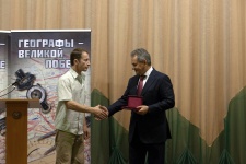 Президент РГО Сергей Шойгу вручает награду внуку ветерана-географа Ромуальда Василевского Роману Кудрину Президент РГО Сергей Шойгу вручает награду внуку ветерана-географа Ромуальда Василевского Роману Кудрин