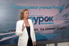 С.Рубцова рассказывает лицеистам о выдающихся ученых России. Фото: Юрий Югансон/Севастопольское городское отделение РГО