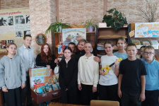 Школьники Мальцевской СОШ на выствке "Путешествуй с книгой". Фото: А. А. Галкина