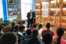 Н.Шик проводит экскурсию для школьников. Фото: Николай Шик