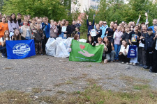 В акцию очистки Акатуйского водоема от мусора включились школьники. Фото: Анна ялышева