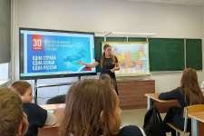 Любовь Сидорова проводит встречу, посвященную третьей годовщине вхождения в состав России новых субъектов. Фото: Молодежный клуб РГО "Мегалодон"