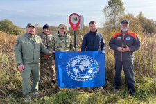 Участники установки памятного знака. Фото: Ярославское областное отделение РГО