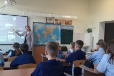 Классный час о Носилове проводит Ольга Яцентюк. Фото: Молодежный центр РГО Курганской области