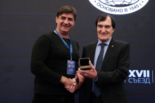 Академик А.А. Чибилев вручает награду И.В. Пантюшову, фото из архива Пензенского областного отделения РГО