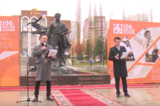 Торжественная церемония у Памятника Народному поэту Башкортостана Мустаю Кариму. Фото: Данил Денисов
