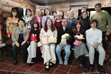 Творческий вечер завершился важным актом поддержки. Фото - Елена Васёва