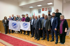 Снимок на память со знаменами Русского географического общества. Фото: Дагестанское отделение РГО