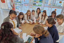 Юным художникам рассказала о Сергее Дудко. Фото: Северское отделение РГО