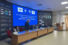 Председатель регионального отделения Межрегиональной ассоциации учителей географии России в РТ Ильгизар Гайсин выступает с приветственной речью