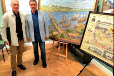 Исследователь камчатский экспедиций Беринга Панюхин С.Ю. и художник Кулемин А.С. возле картины "Начало великой экспедиции Беринга на реке Волга в городе Твери". Фото представлено Тверским региональным отделением РГО