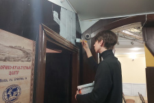 Виталий Шутов оформляет помещение центра, фото Игоря Пантюшова