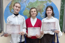 Обучающиеся 10 «А» класса Сымзынич  Дарина и Мамаева Майя с учителем географии Еленой Беликовой МБОУ СОШ № 2 ЗАТО Озёрный. Фото предоставлено Тверским региональным отделением