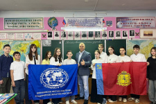 Секретарь Вязниковского местного отделения РГО Константин Шишов с семиклассниками