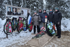 Родственники у братской могилы полярных летчиков. Фото: Алина Андриянова/региональное отделение РГО в НАО
