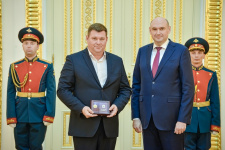 Вячеслав Егоров и губернатор Евгений Солнцев. Фото: сайт правительства Оренбургской области Вячеслав Егоров и губернатор Евгений Солнцев. Фото: сайт правительства Оренбургской области