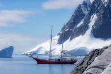 Шхуна "Эльдорадо" у берегов Антарктиды. Архивное фото. Автор: В. Писарев