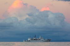 Океанографическое исследовательское судно «Адмирал Владимирский» на рейде порта Виктория