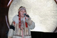 Светлана Кудрякова, сотрудник Таймырского дома творчества (Дудинка) исполняет нганасанскую песню на открытии форума. Фото: Т.Николаева