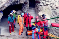 Участники экспедиции готовятся к подземным работам (Фото Гоморева Любовь)