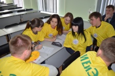 Участники географического турнира - студенты ОГПУ  составляют ответ на задание