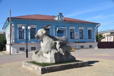 Памятник козе в Урюпинске. Фото Антона Чибилева.