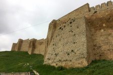 Стены крепости Нарын-кала производят впечатление! Фото: Макензи Холланд