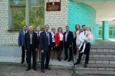 На новой табличке с названием школы - имя Лаврентия Загоскина