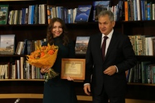 The President of the Russian Geographical Society Sergey Shoygu is handing in the diploma to Svetlana Marich, the winner of the contest «For success in social activities». Photo by the press-service of the Russian Geographical Society