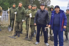 Главные помощники – военнослужащие из расположенной поблизости войсковой части. Фото предоставлено Дагестанским отделением РГО.