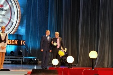 Депутат Госдумы Алексей Канаев вручает награду Александру Губину